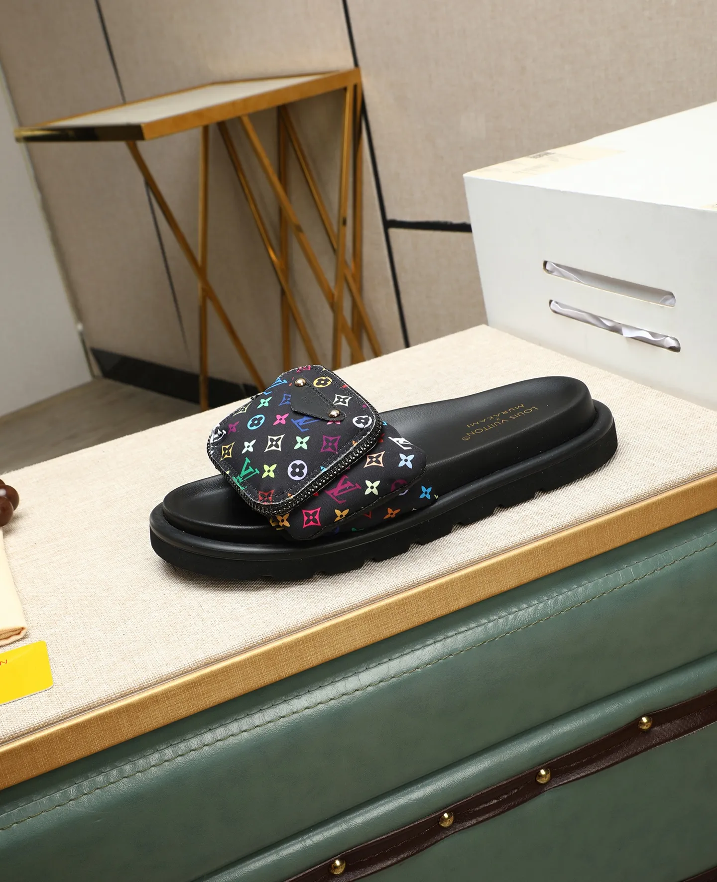 Factory price 360 ​​🐢🐢Men's shoes for couples, with drawer box [LOUIS VUITTON] Louis Vuitton, the latest LV official website printed wallet and men's and women's slippers 🔥🔥🔥 are now on the market. The drawer box is packaged with cloth bags and cards. The upper pattern looks very soft and waxy, and is a super versatile leg slimming tool. Fabric: Imported denim/down silk cotton embossed, LV hardware LOGO, official website pattern printing, lining: water-dyed sheepskin down filling, comfortable to wear, feet: high-elastic PU water platform. Sole: foam sole, heel height: about 5cm. Code number 36-44, (35 45 customized)